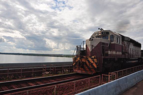Trem atravessa a ponte sobre o Rio Tocantins, em Marabá - PA